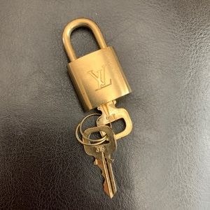 Pre-loved LV Lock & Key Set 316